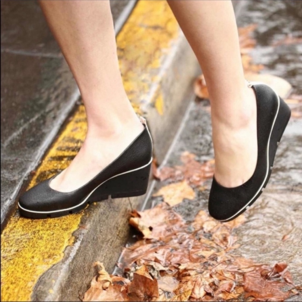 BETABRAND All Weather Wedge Heel In Black Pebbled Leather Slip On Size 11 NEW